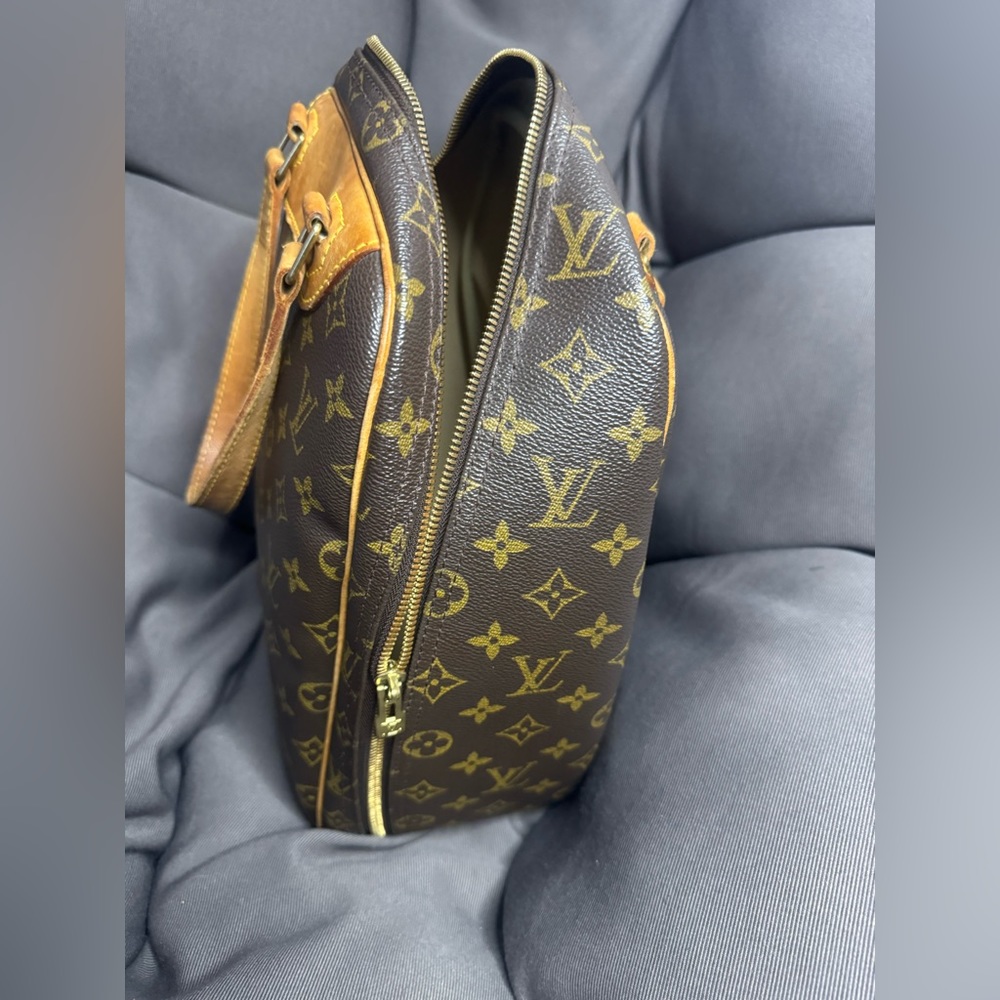 Louis Vuitton monogram excursion handbag. Has authenticity papers. - Picture 7 of 16